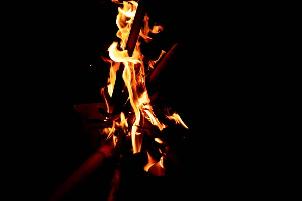 Hermosa formación de fuego creada por la quema de algunas cañas secas formando llamas espectaculares y brillantes en la oscuridad de la noche. Concepto de belleza y destrucción. —  Fotos de Stock