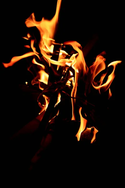 Bellissima formazione di fuoco creata bruciando alcune canne secche formando spettacolari e luminose fiamme nel buio della notte. Concetto di bellezza e distruzione. — Foto Stock