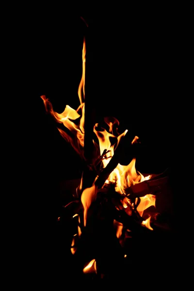 Beautiful formation of fire created by burning some dry reeds forming spectacular and bright flames in the dark of the night. Concept of beauty and destruction. — Stock Photo, Image