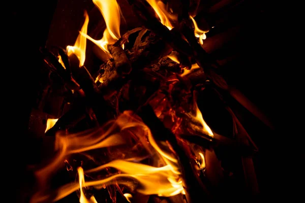 Hermosa formación de fuego creada por la quema de algunas cañas secas formando llamas espectaculares y brillantes en la oscuridad de la noche. Concepto de belleza y destrucción. —  Fotos de Stock