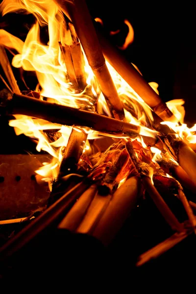 Hermosa formación de fuego creada por la quema de algunas cañas secas formando llamas espectaculares y brillantes en la oscuridad de la noche. Concepto de belleza y destrucción —  Fotos de Stock