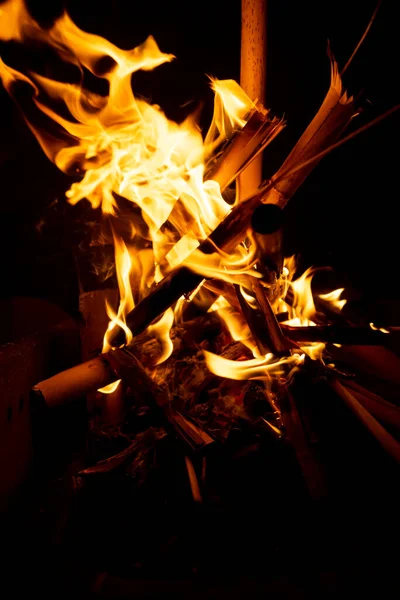 Hermosa formación de fuego creada por la quema de algunas cañas secas formando llamas espectaculares y brillantes en la oscuridad de la noche. Concepto de belleza y destrucción —  Fotos de Stock