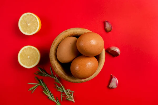 Top view of eggs, lemons and garlic ingredients needed to make the rich homemade alioli sauce typical Spanish sauce — Stock Photo, Image