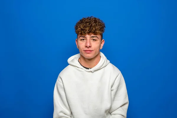 Portrait du jeune homme souriant heureux isolé sur un fond bleu — Photo