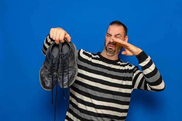 Hombre Tiene Zapatillas Sus Manos Olor Desagradable Patas Apestosas Sudoración — Foto de Stock