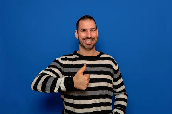 Isolado Homem Feliz Seu Sucesso Isolado Fundo Azul Sorrindo Aproveitando — Fotografia de Stock