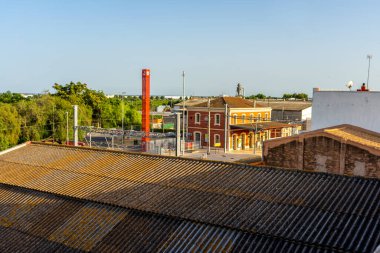 Bir binanın tepesinden Las Alquerias tren istasyonunun görüntüsü