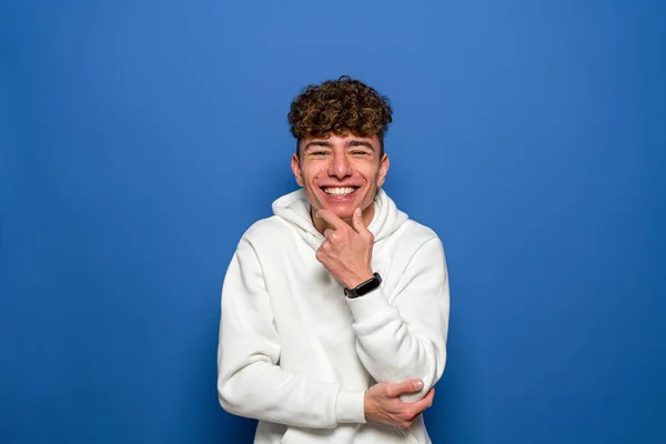 Young Man Curly Hair Isolated Blue Background Looking Confident Camera — Stok fotoğraf