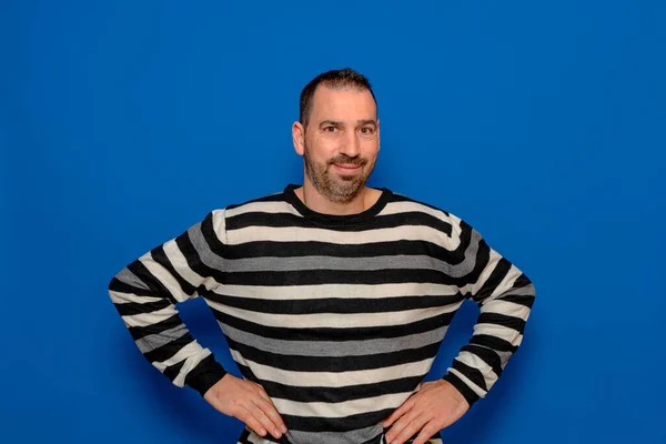 Cheerful Bearded Man Striped Pullover Posing Isolated Blue Background Studio — Fotografia de Stock