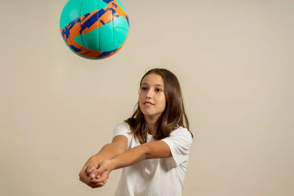 Pretty Teen Girl Brunette Hair Making Catch Volleyball Ball Outstretched — Stock fotografie