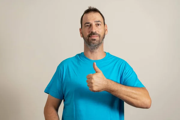 Bearded Latin Man Wearing Blue Shirt Raising His Thumb Sign — Fotografia de Stock