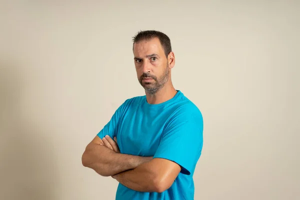 Portrait Bearded Spanish Man Posing His Arms Crossed While Looking — Stockfoto