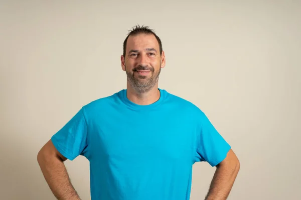 Cheerful Bearded Man Blue Shirt Posing Isolated Blue Background Studio — Fotografia de Stock
