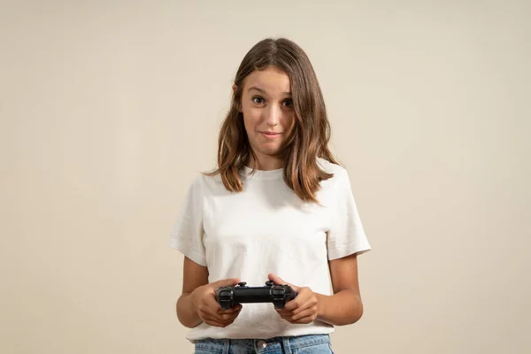 Retrato Bonito Menina Adolescente Ativa Enérgica Ter Férias Usando Console — Fotografia de Stock