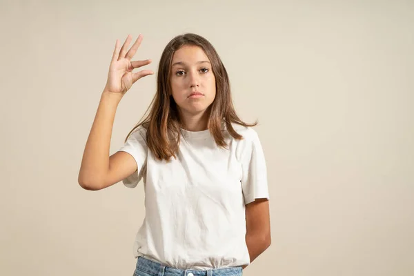 Porträtt Söt Tonåring Flicka Vit Shirt Visar Liten Storlek Eller — Stockfoto