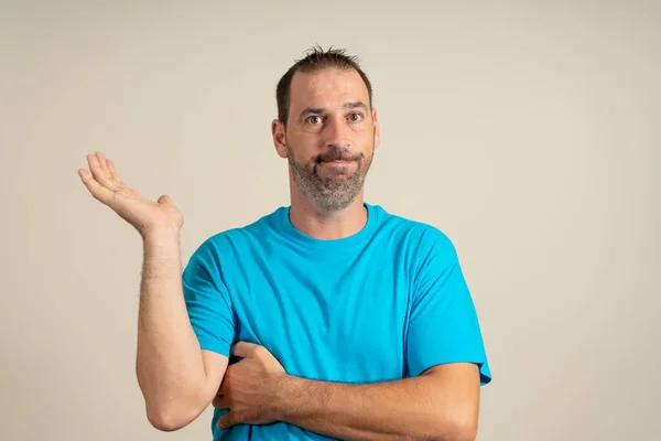 Hombre Hispano Con Barba Camiseta Azul Actitud Escéptica Ofreciendo Algo — Foto de Stock