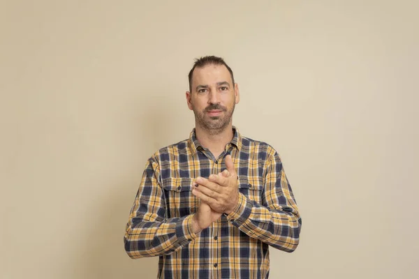 Bonito Barbudo Latino Homem Uma Camisa Quadriculada Elegante Fundo Bege — Fotografia de Stock