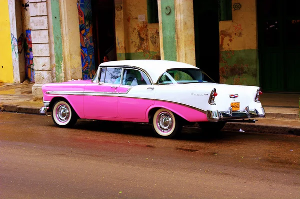 Κλασσικό αυτοκίνητο ροζ αυτοκίνητο — Φωτογραφία Αρχείου