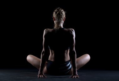 bir beyaz kadın silueti Studio siyah arka plan üzerine meditasyon yoga egzersiz