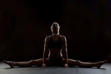 onun orta bölmeleri germe fitness eğitmeni stüdyo fotoğrafı