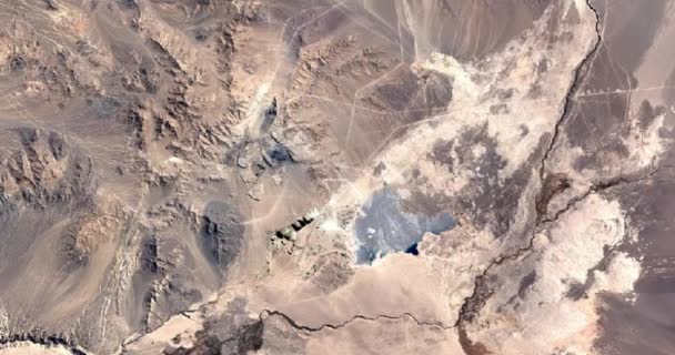 광산 과 금속의 중심인 추키 카마타 (Chuquikamata) 의 인프라 개발의 연대기, 1984 년부터 2020 년까지 위성. 자료 : NASA. — 비디오