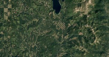 1984 'ten 2020' ye kadar Bonner County, Idaho yakınlarındaki ormanların yok edilmesinin uydu zaman çizelgesi. Veri: NASA.