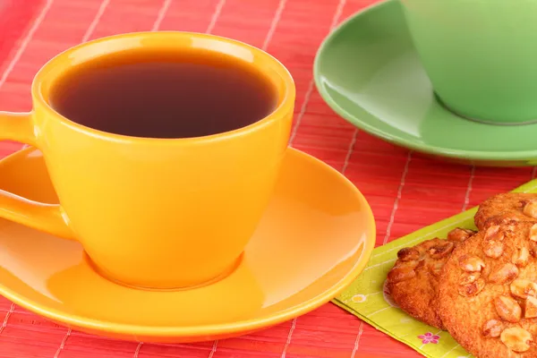 Een kopje van thee en havermout cookies — Stockfoto