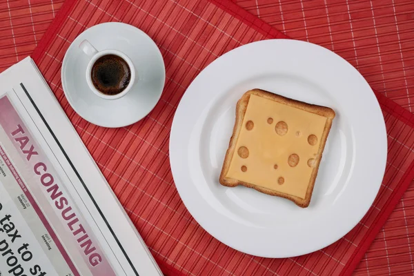 Broodje kaas en een kopje zwarte koffie — Stockfoto