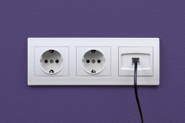 Elektrik ve internet noktasında duvara