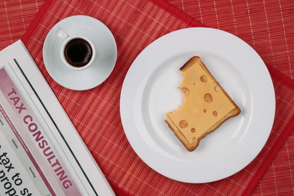 Broodje kaas en een kopje zwarte koffie — Stockfoto