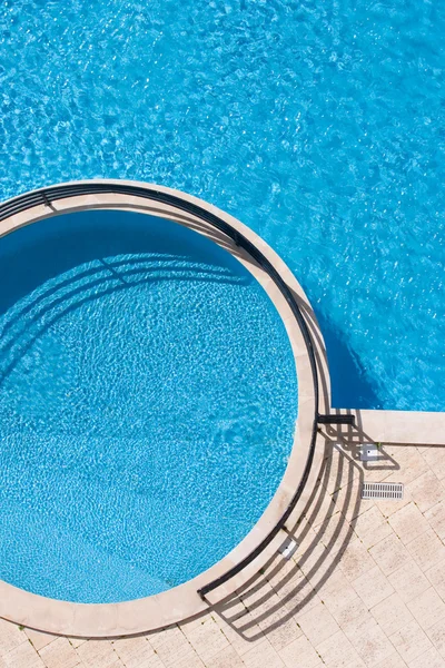 Otel havuzunda rahatlayın — Stok fotoğraf