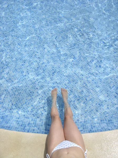 Relájese en la piscina del hotel —  Fotos de Stock