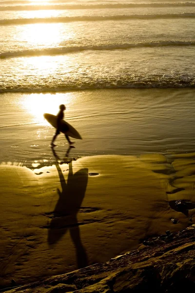 Stranden surfer — Stockfoto