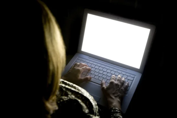 Женщина на ноутбуке — стоковое фото