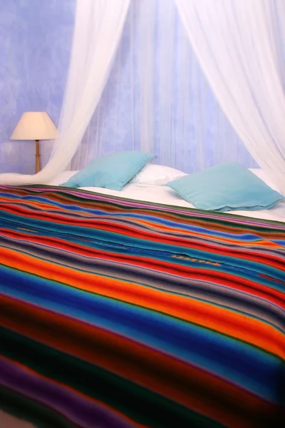 Цветная спальня — стоковое фото