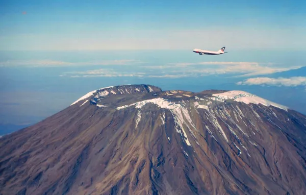 747 overhead mount kilimanjaro in Afrika — Stockfoto