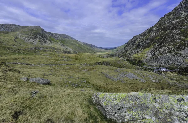 Bergdal in snowdonia — Stockfoto