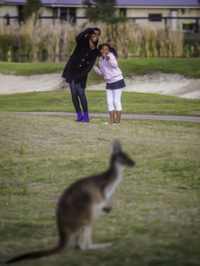 Kanguru ve iki genç kız