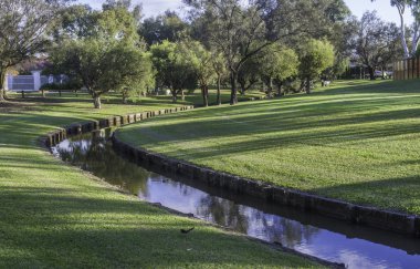 perth varoş parkında dere