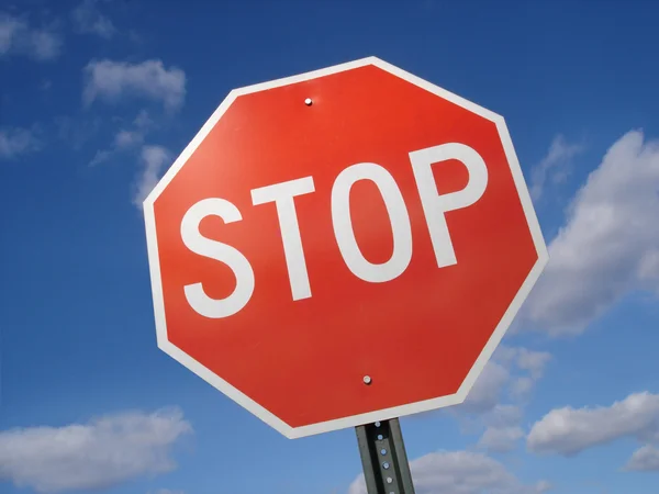Señal de Stop contra el cielo —  Fotos de Stock