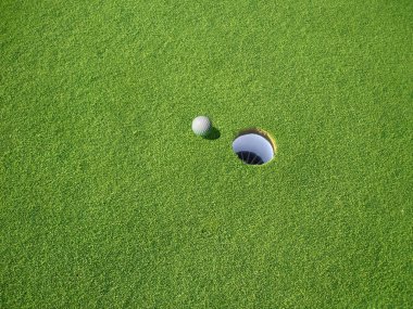Golf topu yeşil delik yakınlarında