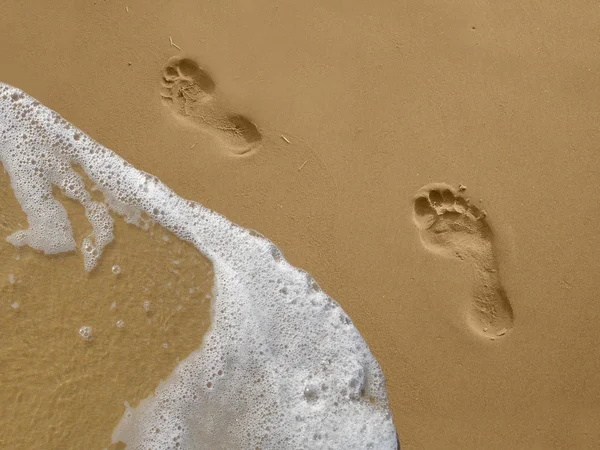 Huellas en la playa con agua — Foto de Stock