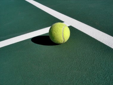 sahada tenis topu