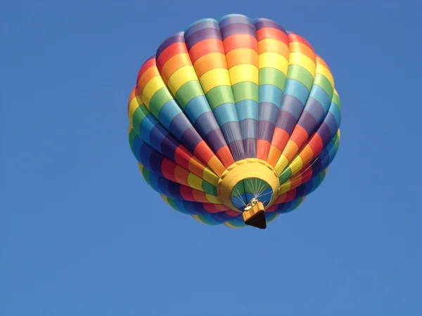 Färgglad ballong i himlen — Stockfoto