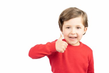 Beyaz arka plandaki mutlu çocuğu kapat baş parmağınla işaret ver. izole
