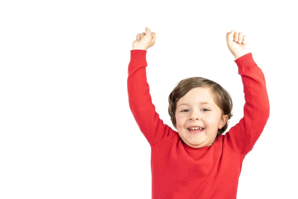 Een Jongen Een Rode Trui Strekte Vrolijk Zijn Armen Omhoog — Stockfoto