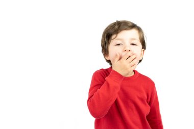 Beyaz arka planda esneyen çocuk. Yorgun ve sıkılmış çocuk.