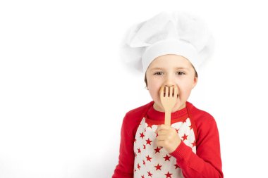 Çocuk aşçı mutfak gereçlerinde beyaz arka planda kullanıyor. Düşünüyorum.