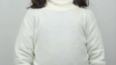 Çocuk iki eliyle Ukrayna bayrağını taşıyan bir kalp tutuyor. Barış, savaşı durdurun..