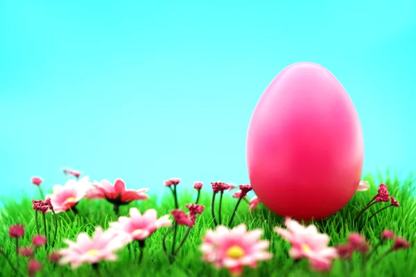 与花 & 青色背景的草地上的粉红色复活节彩蛋。 — 图库照片